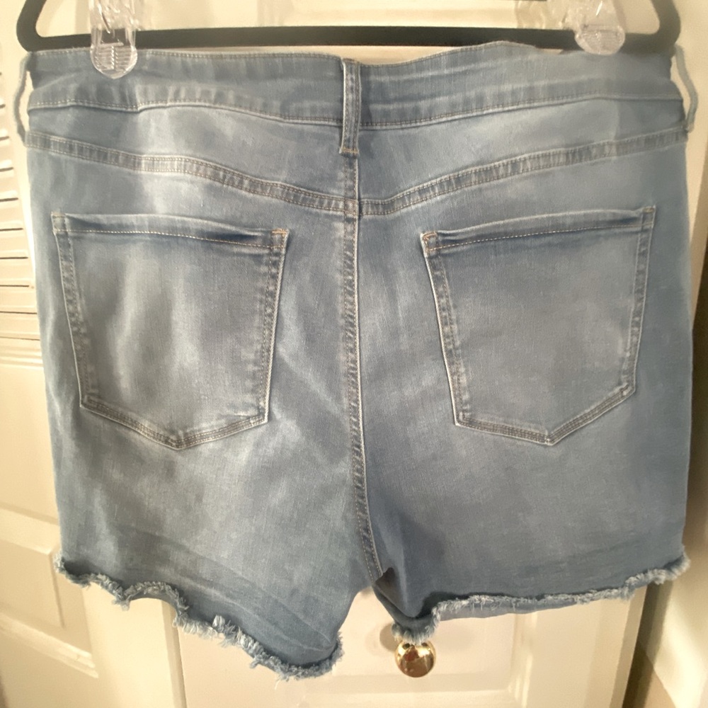 Nine West Stretchy Shorts, Size 14. - Picture 2 of 4
